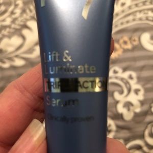 NWOB! No. 7 Lift & Luminate Triple Action Serum